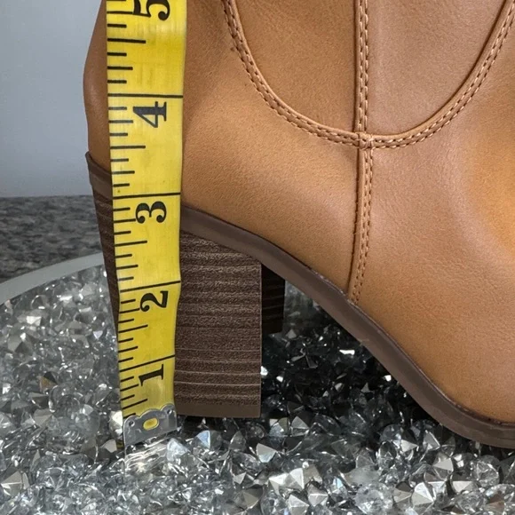 Universal Thread Tan Heeled Boots - Picture 14 of 14